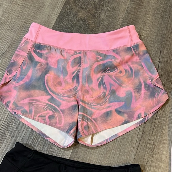 Lot of 2 Athleta Shorts and 1 tank top size 8/10 - Picture 2 of 12